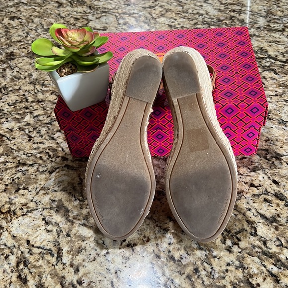 Tory Burch wedge espadrilles! 🌟 - Picture 4 of 7